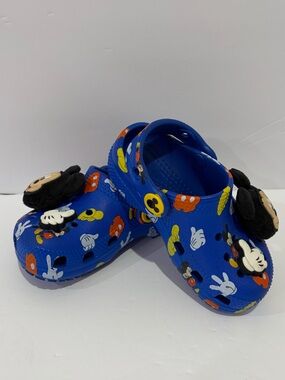 CROCS Mickey Mouse Toddler Clogs with Character Charms 6 EUC
